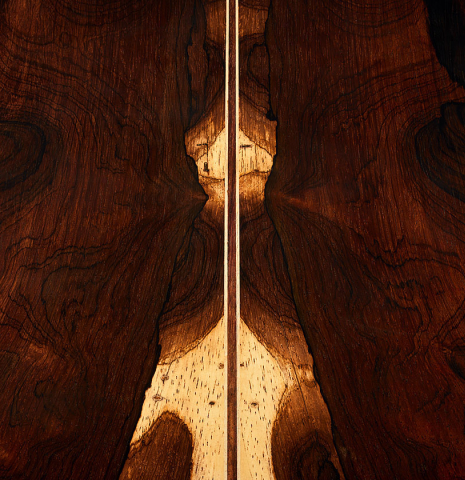 The sapwood and heartwood highlights in the back of a 2025 Julia Wenzel classical guitar made of cedar and CSA rosewood