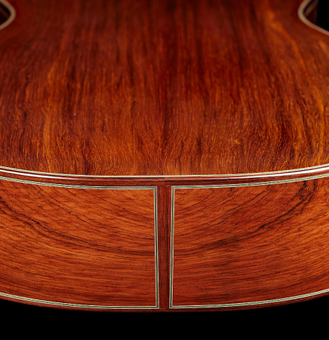 Back and sides at the foot of a 2024 Julia Wenzel classical guitar made of cedar and African rosewood