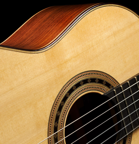 The soundboard and side of a 2023 Dominik Wurth classical guitar made of spruce and Indian rosewood