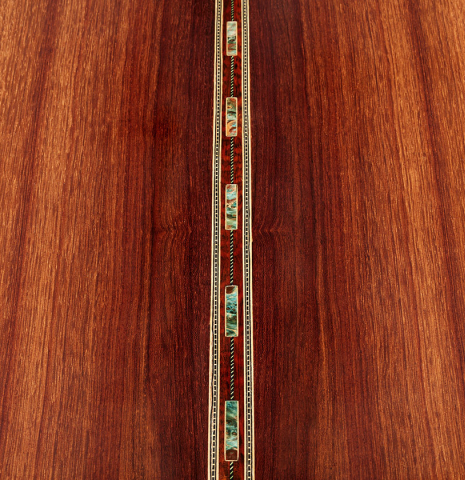 The back center seam of a 2024 Gao Yi classical guitar made of spruce and CSA rosewood