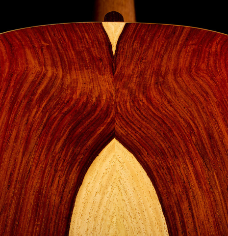 The back center seam of a 2026 Fructuoso Zalapa "Romanillos" classical guitar made of spruce and cocobolo