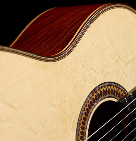 The soundboard of a 2026 Fructuoso Zalapa "Romanillos" classical guitar made of spruce and cocobolo