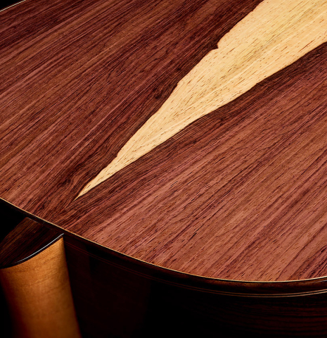The heel, back binding and purfling of a 2026 Fructuoso Zalapa "Romanillos" classical guitar made of spruce and Kingwood