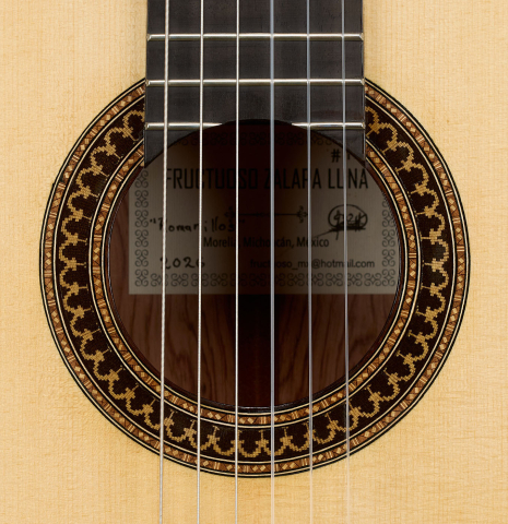 The rosette of a 2026 Fructuoso Zalapa "Romanillos" classical guitar made of spruce and Kingwood