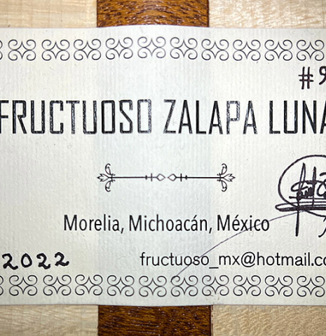 The label of a 2022 Fructuoso Zalapa "Romanillos" classical guitar made of spruce and maple