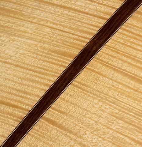 The back center seam of a 2025 Fructuoso Zalapa "Romanillos" classical guitar made of spruce and maple