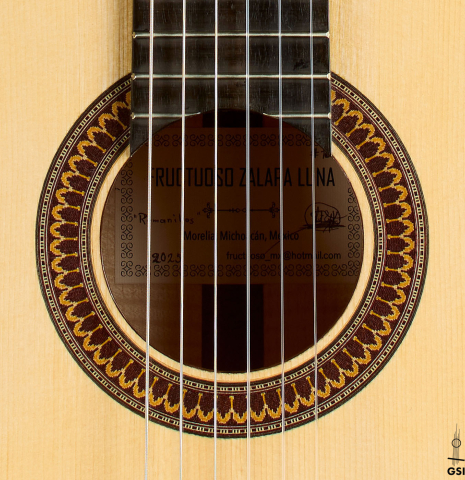 The rosette of a 2025 Fructuoso Zalapa "Romanillos" classical guitar made of spruce and maple