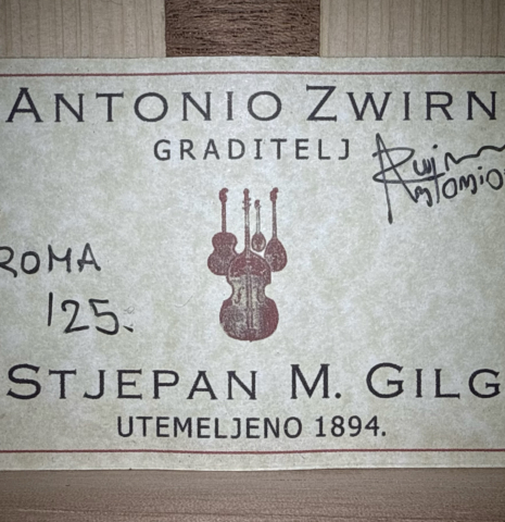 The label of a 2025 Antonio Zwirn classical guitar made of spruce and cocobolo