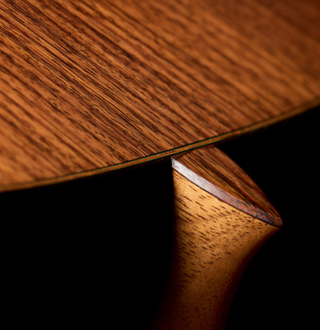 The heel, back binding and purfling of a 2025 Manuel Arango "Negra" flamenco guitar made of spruce and Indian rosewood