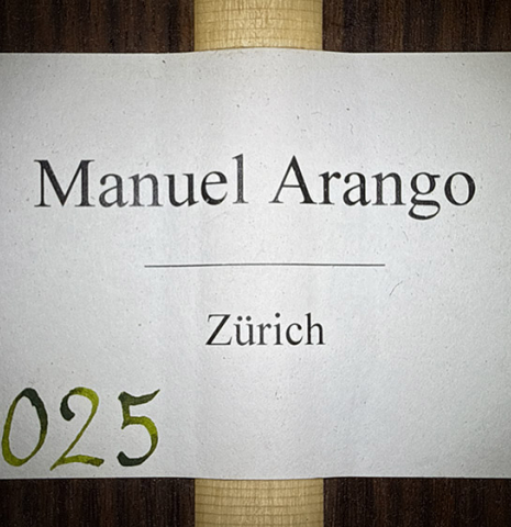 The label of a 2025 Manuel Arango "Negra" flamenco guitar made of spruce and Indian rosewood