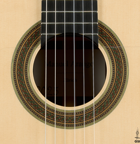 The rosette of a 2025 Manuel Arango "Negra" flamenco guitar made of spruce and Indian rosewood