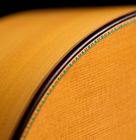 The binding and purfling of a 2022 Francisco Barba flamenco guitar made of cedar and cypress