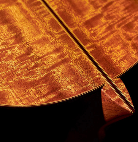 The close-up of a heel a 2021 Francisco Barba CD/MH Flamenco guitar made with cedar top and mahogany back and sides