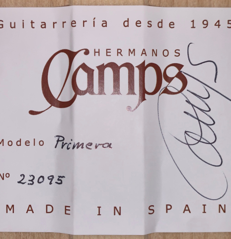 The label of a 2023 Hermanos Camps &quot;Primera Blanca&quot; flamenco guitar made of spruce and cypress
