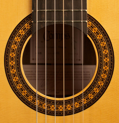 The rosette of a 2022 Hermanos Camps &quot;Primera Negra&quot; flamenco guitar made of spruce and Indian rosewood