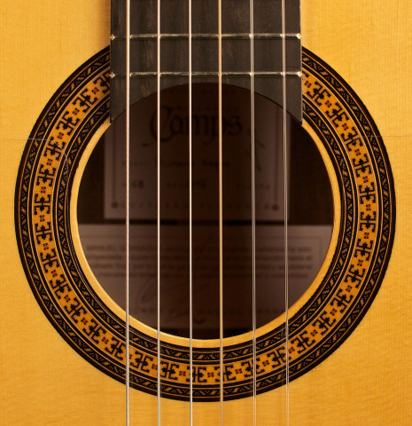 The rosette of a Hermanos Camps "Primera Negra" flamenco guitar made of spruce and Indian rosewood