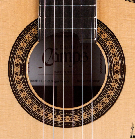 The rosette of a Hermanos Camps &quot;FL11C Negra&quot; flamenco guitar made of spruce and Indian rosewood