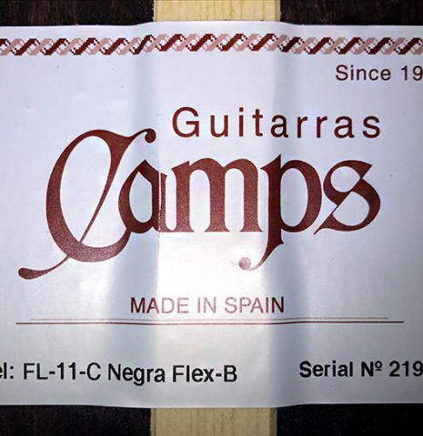 The label of a 2022 Hermanos Camps &quot;FL11C Negra&quot; flamenco guitar made of spruce and Indian rosewood