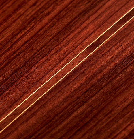 Detail of the back and center seam of a 2015 Hermanos Camps "Primera Negra" flamenco guitar made of spruce and Indian rosewood