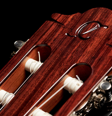 The headstock and tuning machines of a 2015 Hermanos Camps "Primera Negra" flamenco guitar made of spruce and Indian rosewood