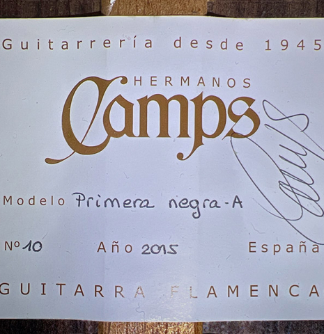 The label of a 2015 Hermanos Camps "Primera Negra" flamenco guitar made of spruce and Indian rosewood