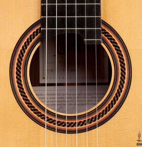The rosette of a 2015 Hermanos Camps "Primera Negra" flamenco guitar made of spruce and Indian rosewood