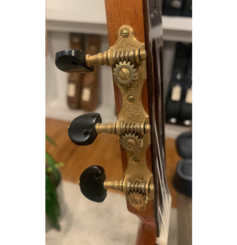 The upgraded Gotoh premium tuners of a Hermanos Camps "Primera Blanca" flamenco guitar made of spruce and cypress
