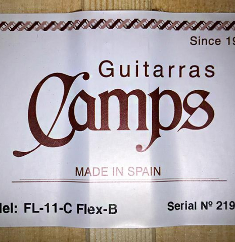The label of a Hermanos Camps &quot;FL11C Blanca&quot; flamenco guitar made of spruce and cypress
