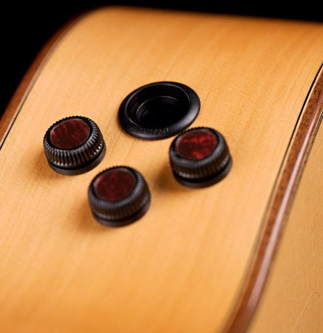 The Fishman flex blend electronics of a Hermanos Camps &quot;FL11C Blanca&quot; flamenco guitar made of spruce and cypress