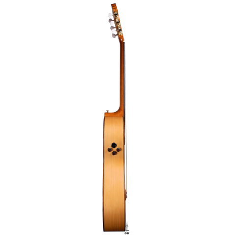 The side of a 2022 Hermanos Camps &quot;FL11C Blanca&quot; flamenco guitar made of spruce and cypress