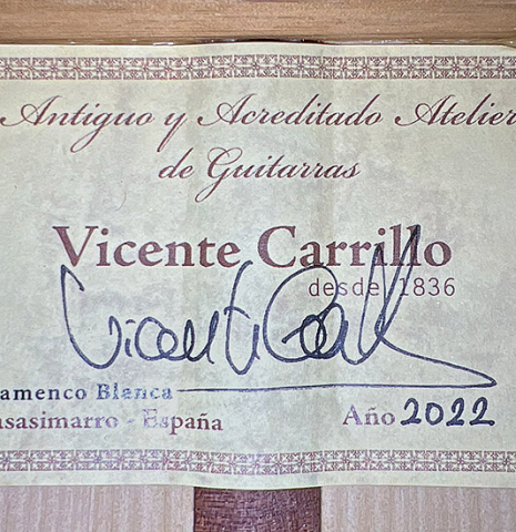 The label of a 2022 Vicente Carrillo "1aF Blanca" flamenco guitar made with spruce top and cypress back and sides