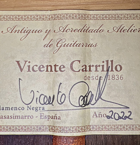 The label of a2022 Vicente Carrillo "1aF Negra" made with spruce top and African rosewood back and sides
