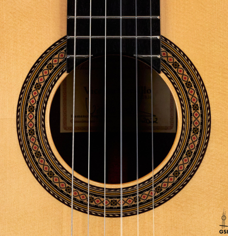 The rosette of a2022 Vicente Carrillo &quot;1aF Negra&quot; made with spruce top and African rosewood back and sides