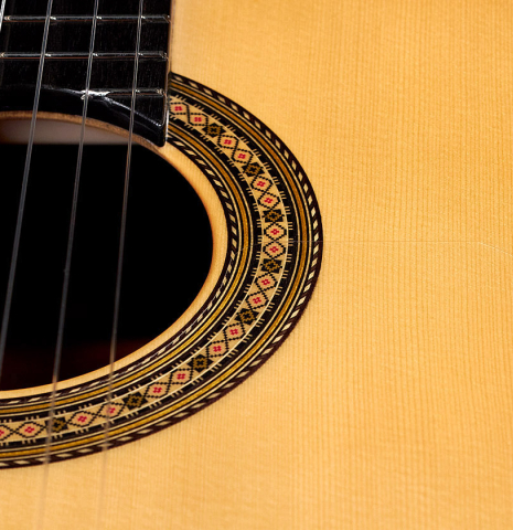 The spruce soundboard and rosette of a 2022 Vicente Carrillo "1aF Negra" made with African rosewood back and sides
