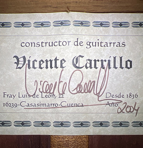 The label of a 2004 Vicente Carrillo &quot;1aF Negra&quot; flamenco guitar made of spruce and padauk