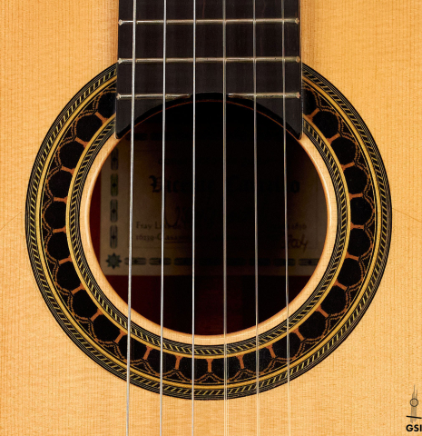 The rosette of a 2004 Vicente Carrillo &quot;1aF Negra&quot; flamenco guitar made of spruce and padauk