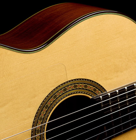The soundboard of a 2025 Vicente Carrillo "1aF Negra" flamenco guitar made of spruce and African rosewood