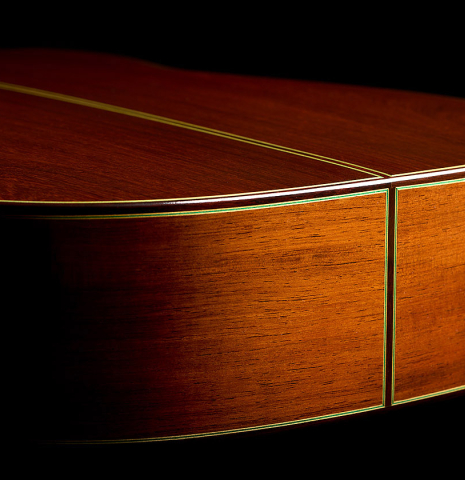 The back and sides at the foot of a 2025 Vicente Carrillo "1aF Negra" flamenco guitar made of spruce and African rosewood