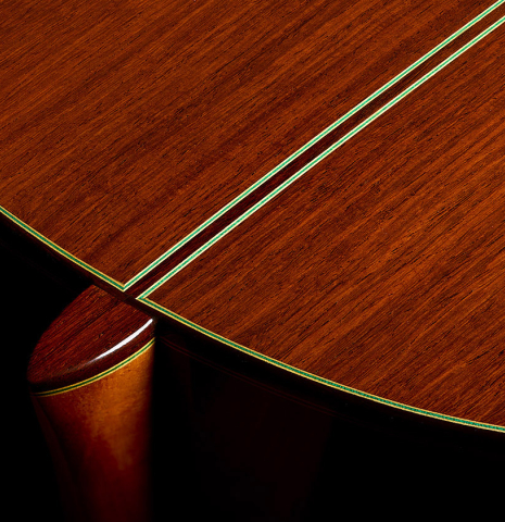 The heel, back binding and purfling of a 2025 Vicente Carrillo "1aF Negra" flamenco guitar made of spruce and African rosewood