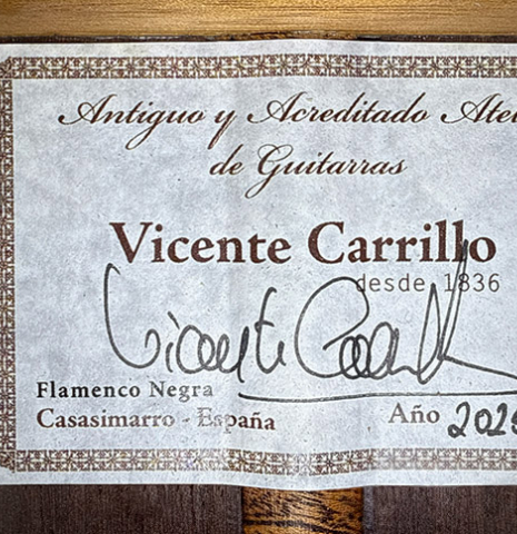 The label of a 2025 Vicente Carrillo "1aF Negra" flamenco guitar made of spruce and African rosewood