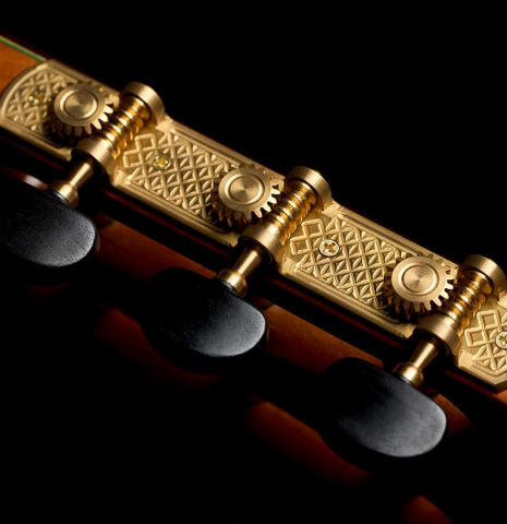 The Aparicio tuning machines of a 2025 Vicente Carrillo "1aF Negra" flamenco guitar made of spruce and African rosewood