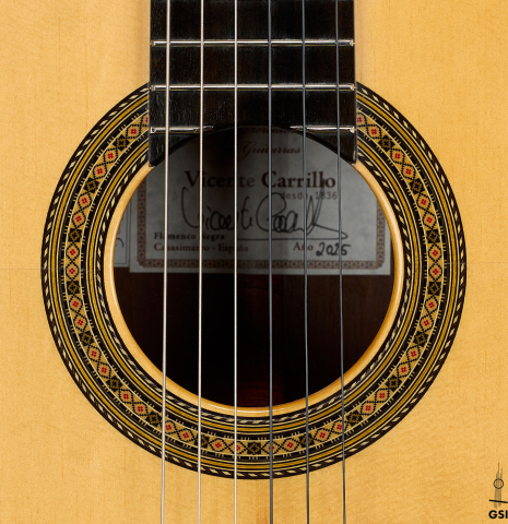 The rosette of a 2025 Vicente Carrillo "1aF Negra" flamenco guitar made of spruce and African rosewood