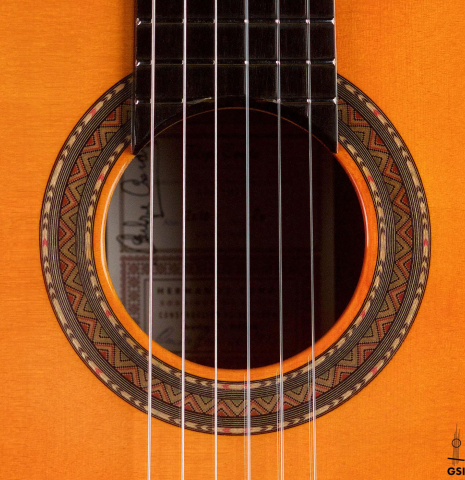 The rosette of a 2020 Felipe Conde "Reedicion 1975" made of spruce and African rosewood.