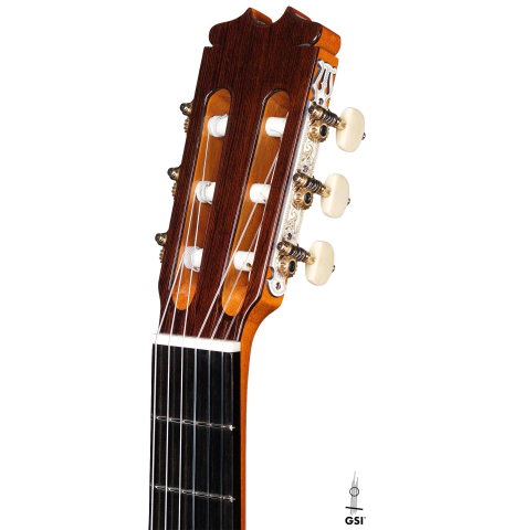 The headstock of a 2020 Felipe Conde "Reedicion 1975" made of spruce and African rosewood on a white background.