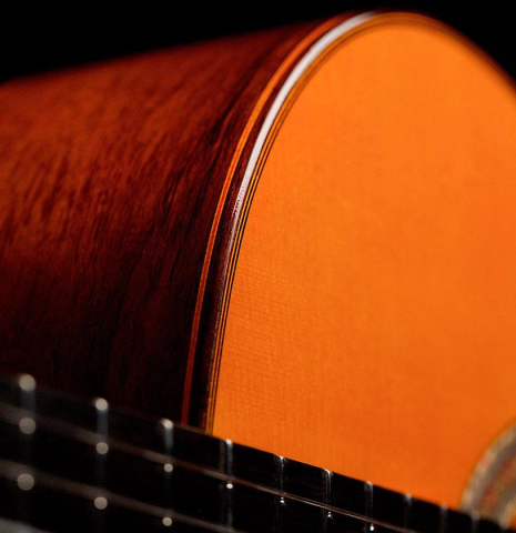 The sides and soundboard of a 2020 Felipe Conde "Reedicion 1975" made of spruce and African rosewood.