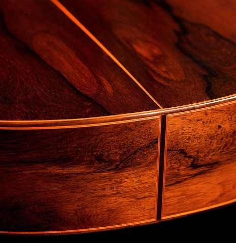 The sides and back at the foot of a 2020 Felipe Conde "Reedicion 1975" made of spruce and African rosewood.