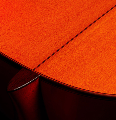 The heel, back purflings and binding of a 2024 Felipe Conde "A 26 Especial" flamenco guitar made of spruce and cypress