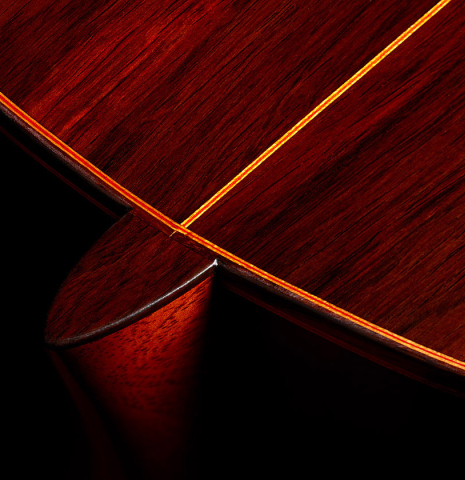 The heel, back binding and purfling of a 2024 Felipe Conde "FC 28 Especial" flamenco negra guitar made of spruce and CSA rosewood