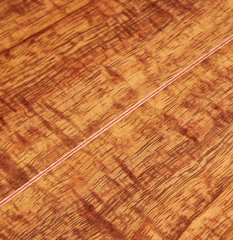 The back center seam of a 2023 Felipe Conde Crespo "Negra" flamenco guitar made of spruce and koa