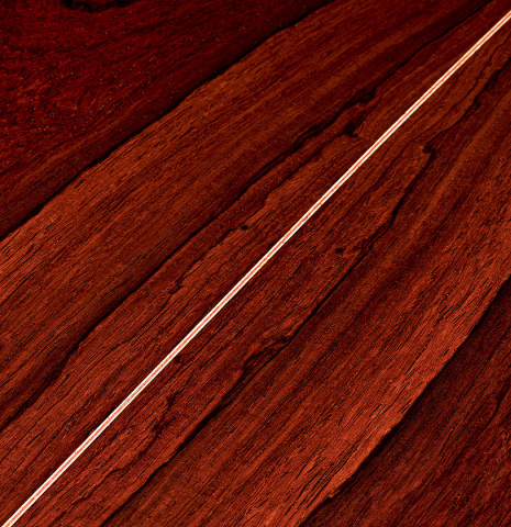 The back center seam of a 2023 Felipe Conde Crespo "Negra" flamenco guitar made of spruce and African rosewood